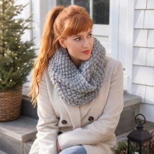 Easy Seed Stitch Cowl Knitting Pattern (Super Bulky Yarn & Knit Flat on Straight Needles)