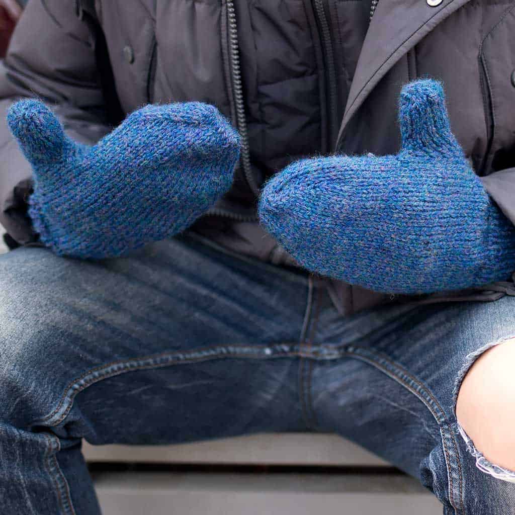 Easy Flat Knit Mittens for Men- a beginner-friendly knitting pattern this cold weather essential! 