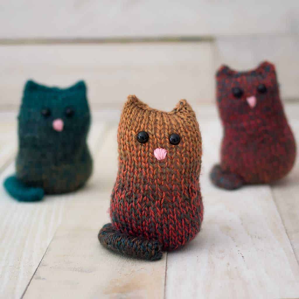 Easy Flat Knit Plush Cat Knitting Pattern -