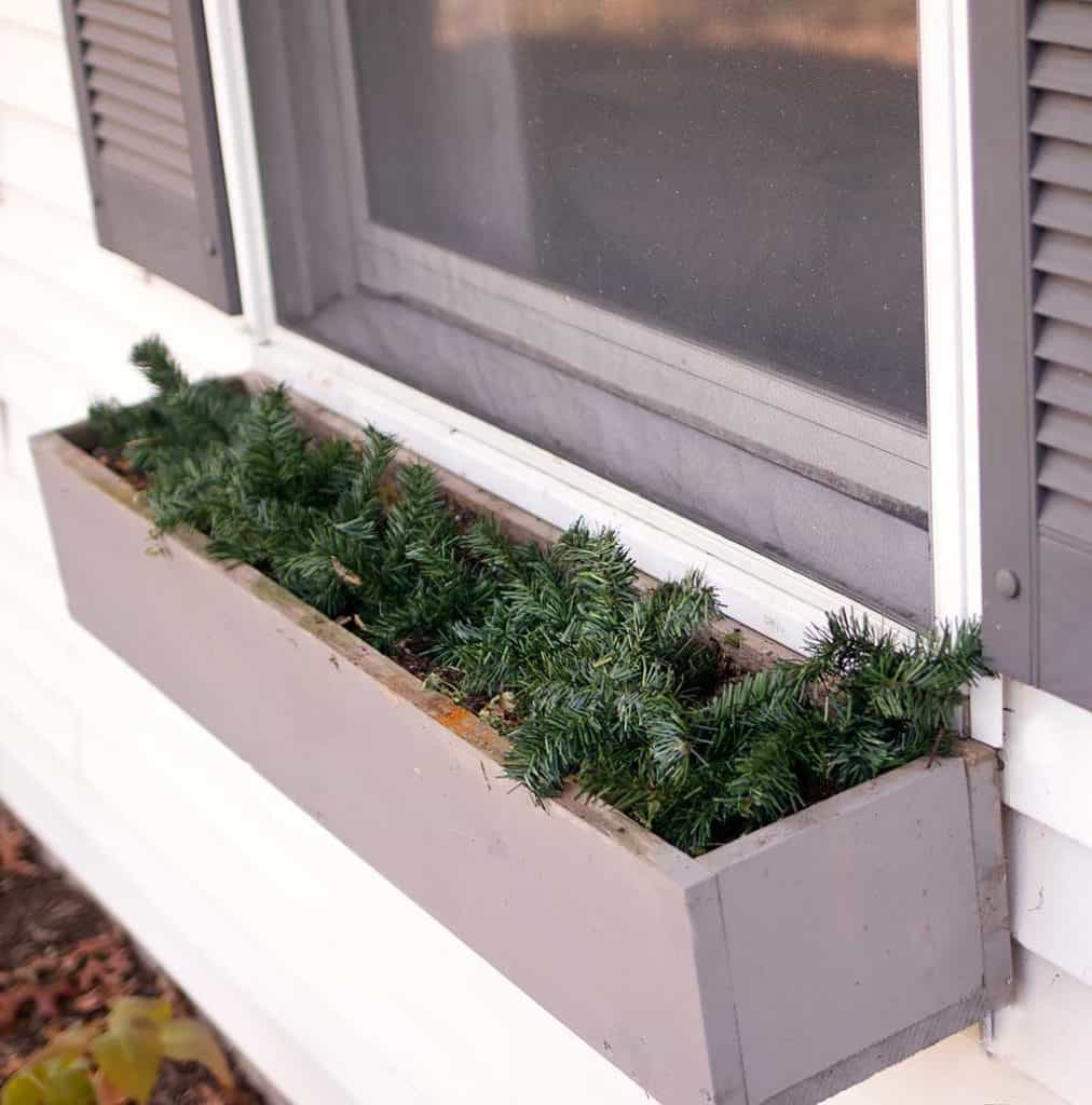 How to Make an Inexpensive Christmas Window Box
