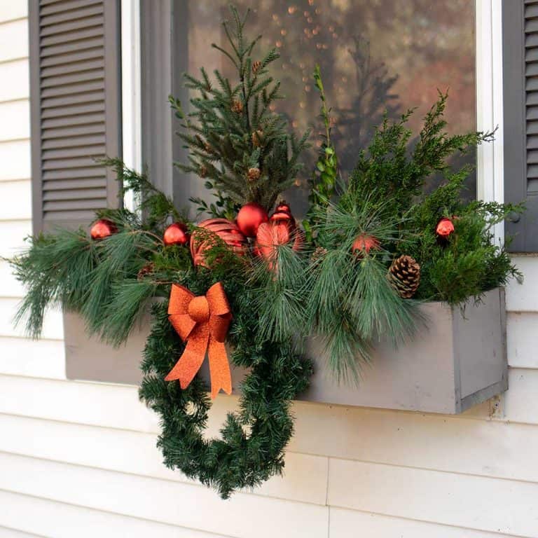 How to Make an Inexpensive Christmas Window Box